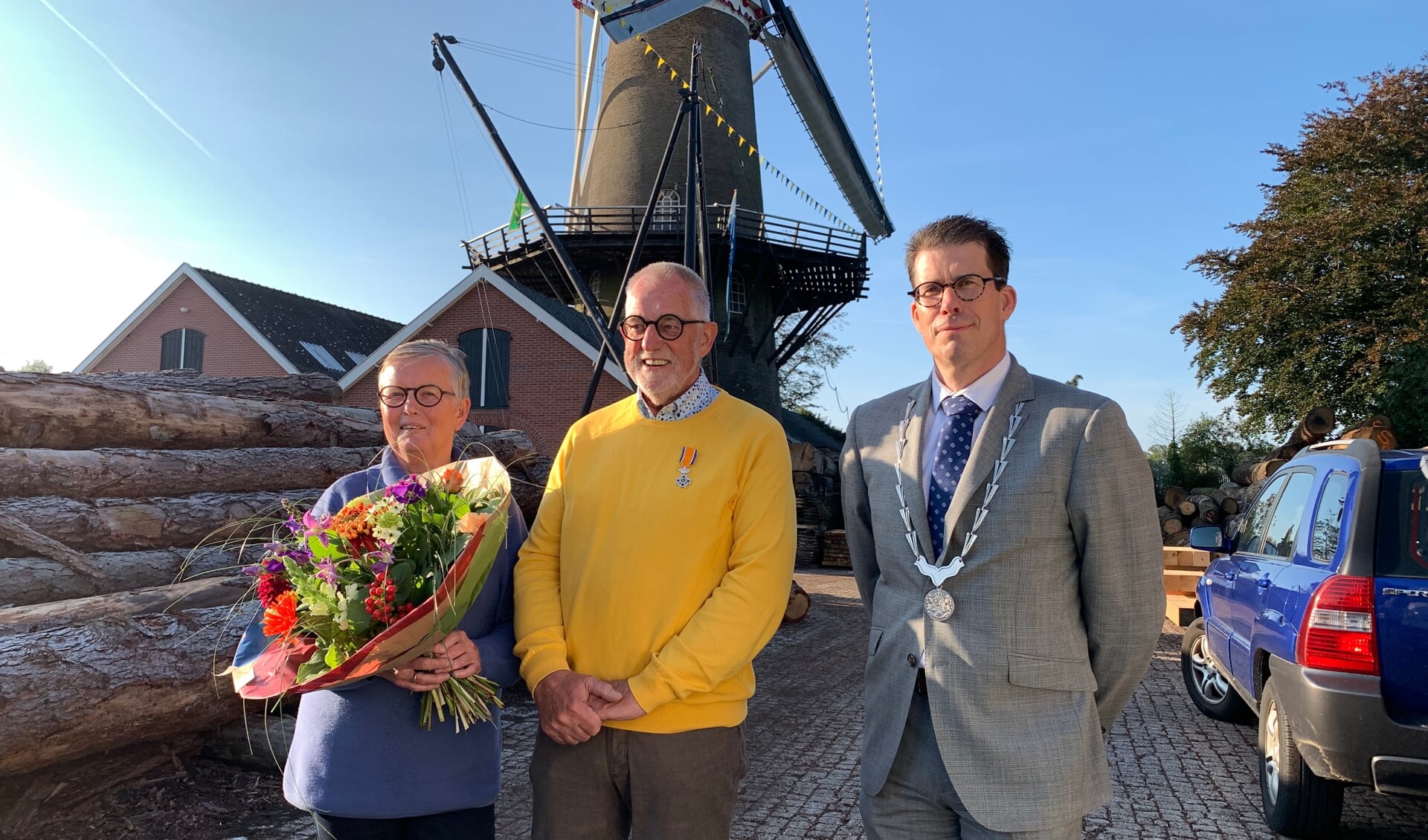 Gerard en Riki Effting, met burgemeester Van Oostrum, na de plechtigheid. Foto: Peter Vorderman