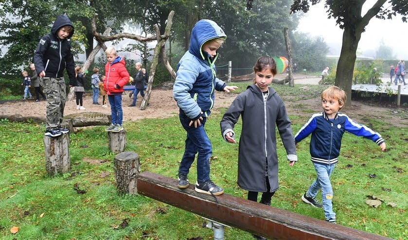 Vlnr: Luuk, Siem, David, Noa en Tobias op de natuurspelplaats van Pius X Varsselder. Foto: Roel Kleinpenning