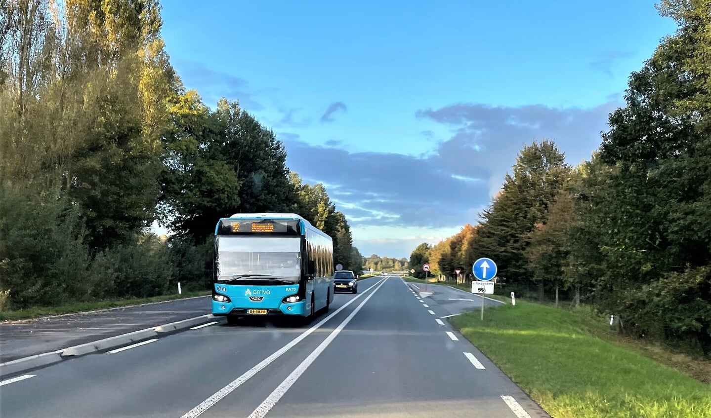 Bus 56 rijdt over de Rondweg West bij Lochem. Foto: Henri Bruntink