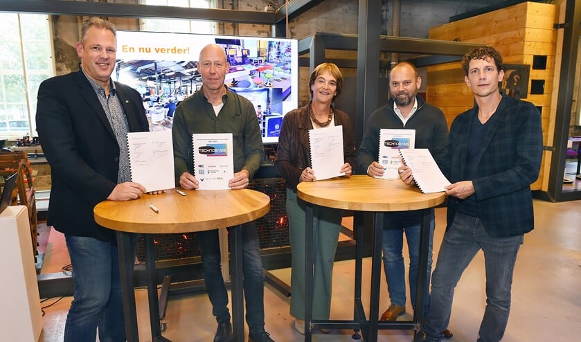 Vlnr:
Mike Broekhuizen (namens de opleidingsinstituten), Hans de Neling (Almende College), Marieke Overduin (wethouder gemeente Oude Ijsselstreek), Arthur Jansen (namens de Industriële Kring IBOIJ) en Gijs Smeman (CIVON). Foto: PR