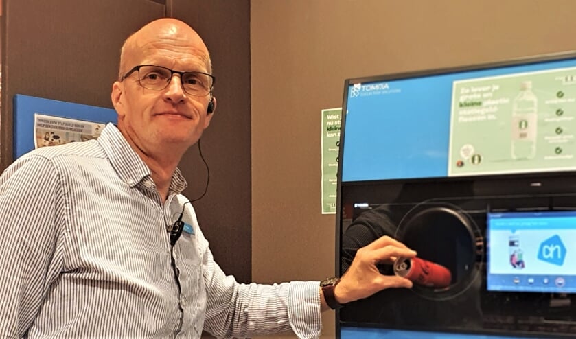 <p>Ondernemer Heico Wansink van AH Hengelo demonstreert dat de emballage automaat ook statiegeld geeft voor drankblikjes. Foto: Alice Rouwhorst</p>