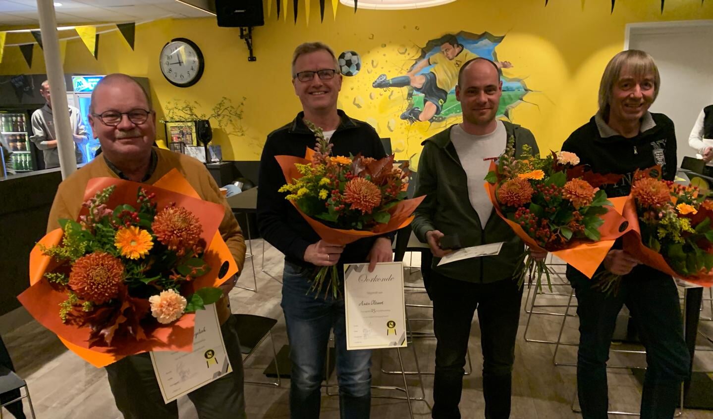 Vanwege hun 25-jarig lidmaatschap werden (v.l.n.r.) Wim Klein Egelink, André Oltvoort, Jeroen Holtslag en Hans van der Zaag in het zonnetje gezet. Foto: PR