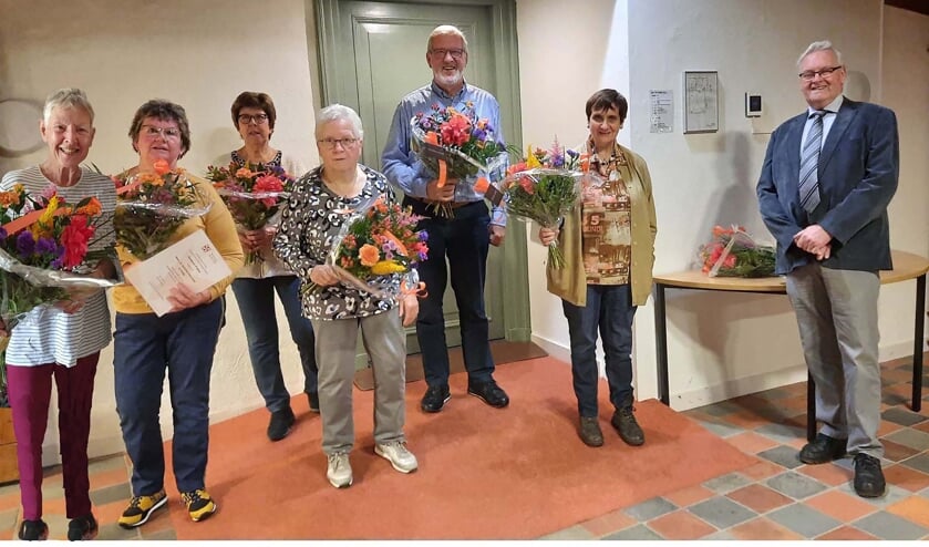 <p>Jenny Kok-Obbink, Gerrie Gosselink-Klein Leunk, Gerrie Eppink-Driessen, Gerrie Gal-Meulenbrugge, Leo Alberink, Wilma Vrielink-Roordink en Gerrit Zwiers (v.l.n.r.). Foto: Wilma Mulder</p>