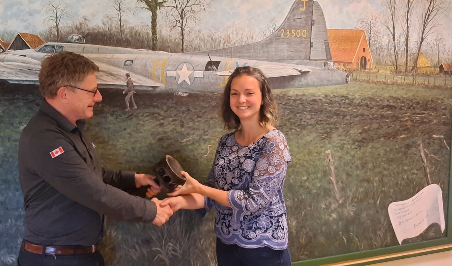 De Canades Adrianne krijgt een aandenken aan haar oudoom Arnold Dales uit handen van Geert-Willem Huis in 't Veld. Foto: Kyra Broshuis