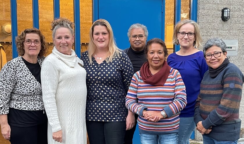 De werkgroep met van links naar rechts: Suzie, Annelies, Yvonne, Tony, Non, Janet en Marijke. Op de foto ontbreekt Eli. Foto: Verona Westera