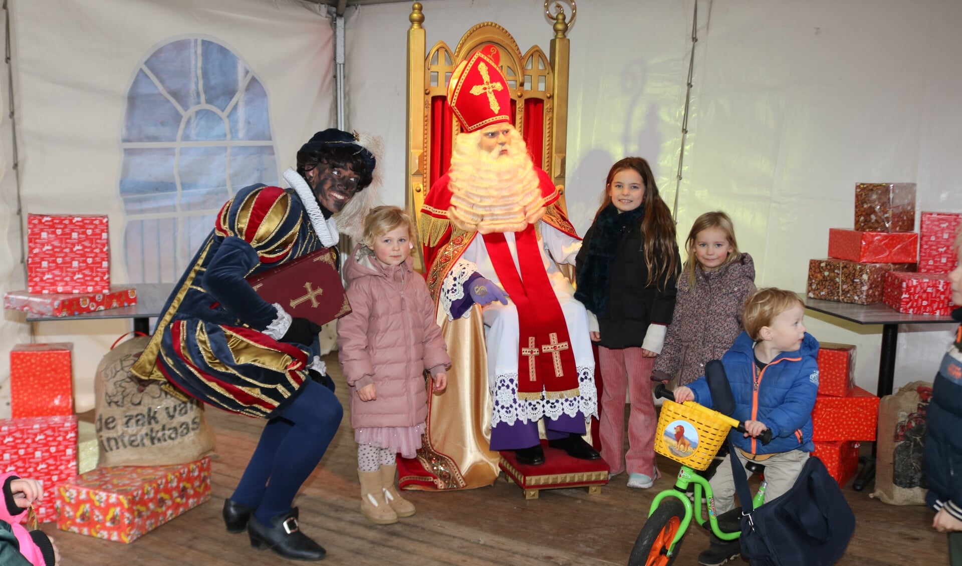 Op de foto met Sinterklaas, dat wilden de kinderen maar al te graag. Foto: Arjen Dieperink