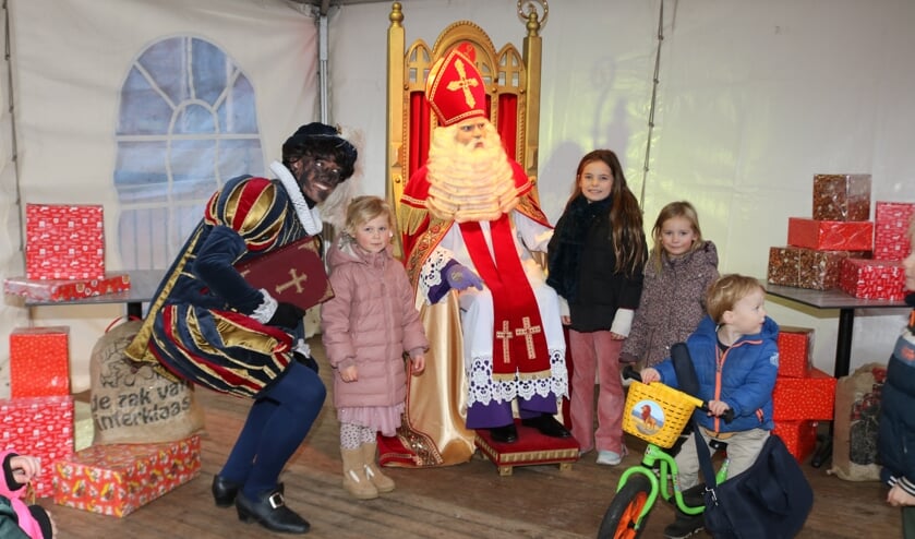 <p>Op de foto met Sinterklaas, dat wilden de kinderen maar al te graag. Foto: Arjen Dieperink</p>