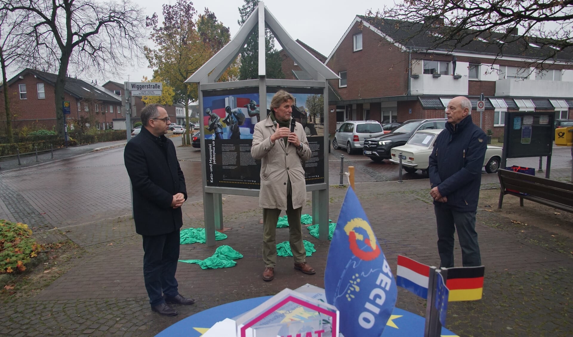 Links Thomas Kerkhoff, burgemeester van Bocholt, burgemeester gemeente Aalten Anton Stapelkamp met Johannes Hoven bij het nieuwe 'Büdeken'. Foto: Frank Vinkenvleugel
