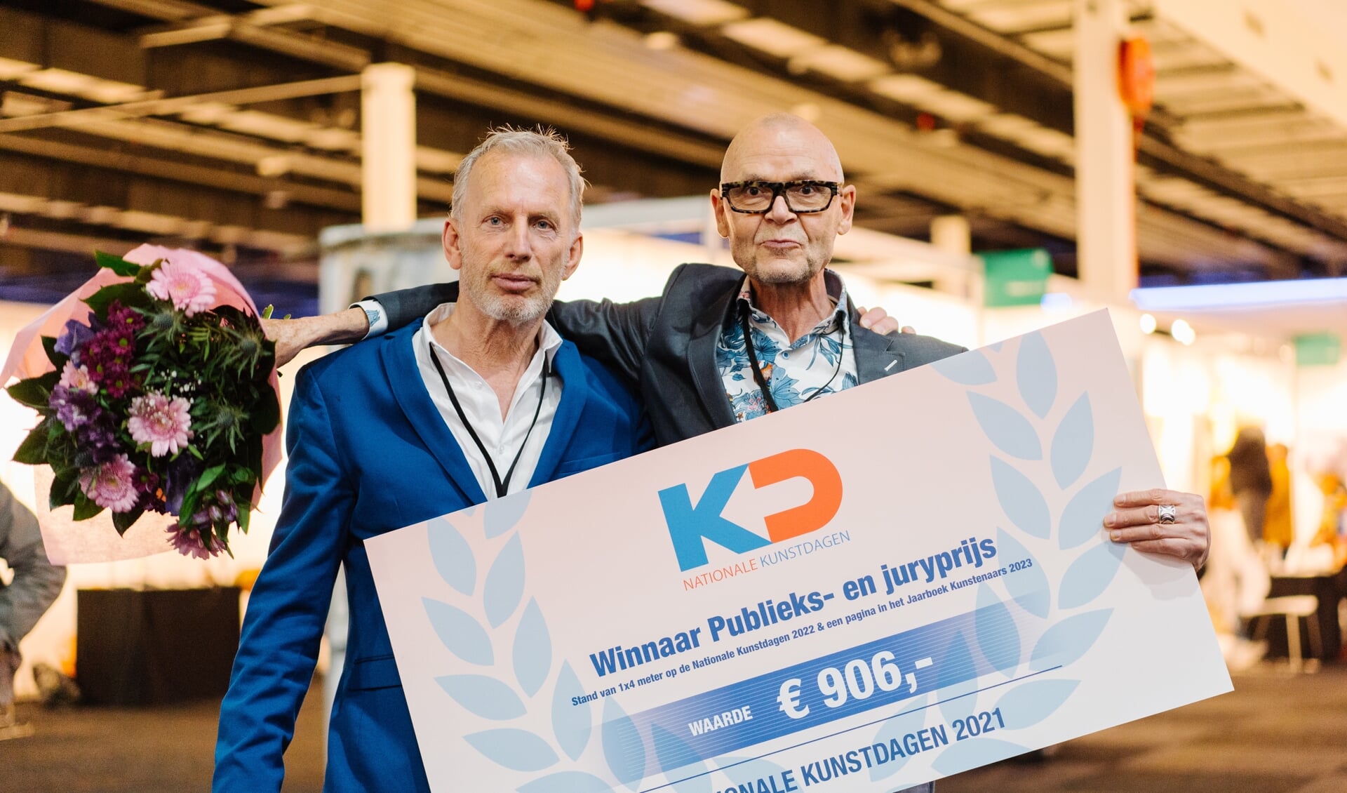 Willy Alferink (rechts) en zijn partner Tejo de Haan kort na het winnen van de eerste prijs tijdens de Nationale Kunstdagen. Foto: Almichael Fraay