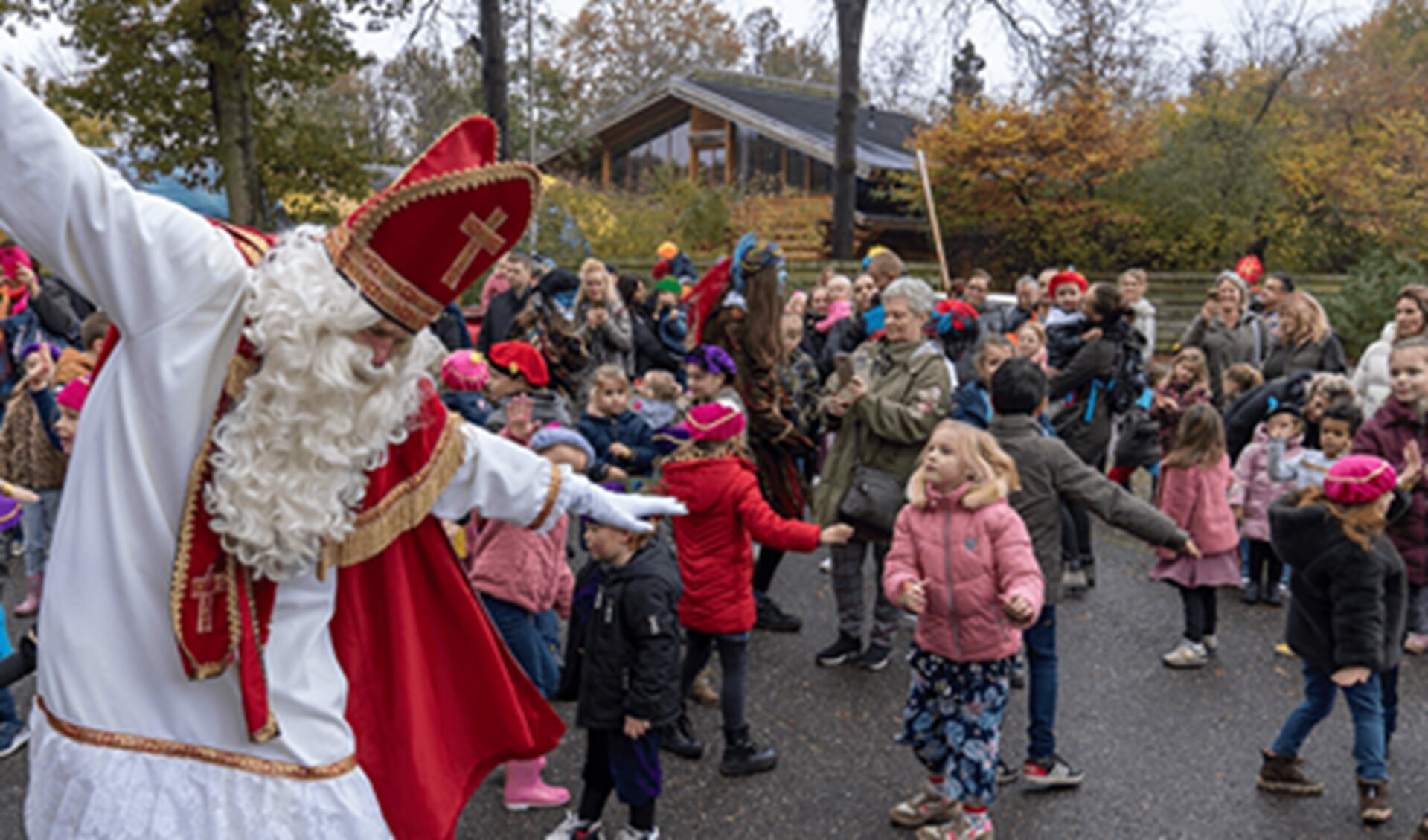 Sinterklaas danst vrolijk mee. Foto: PR