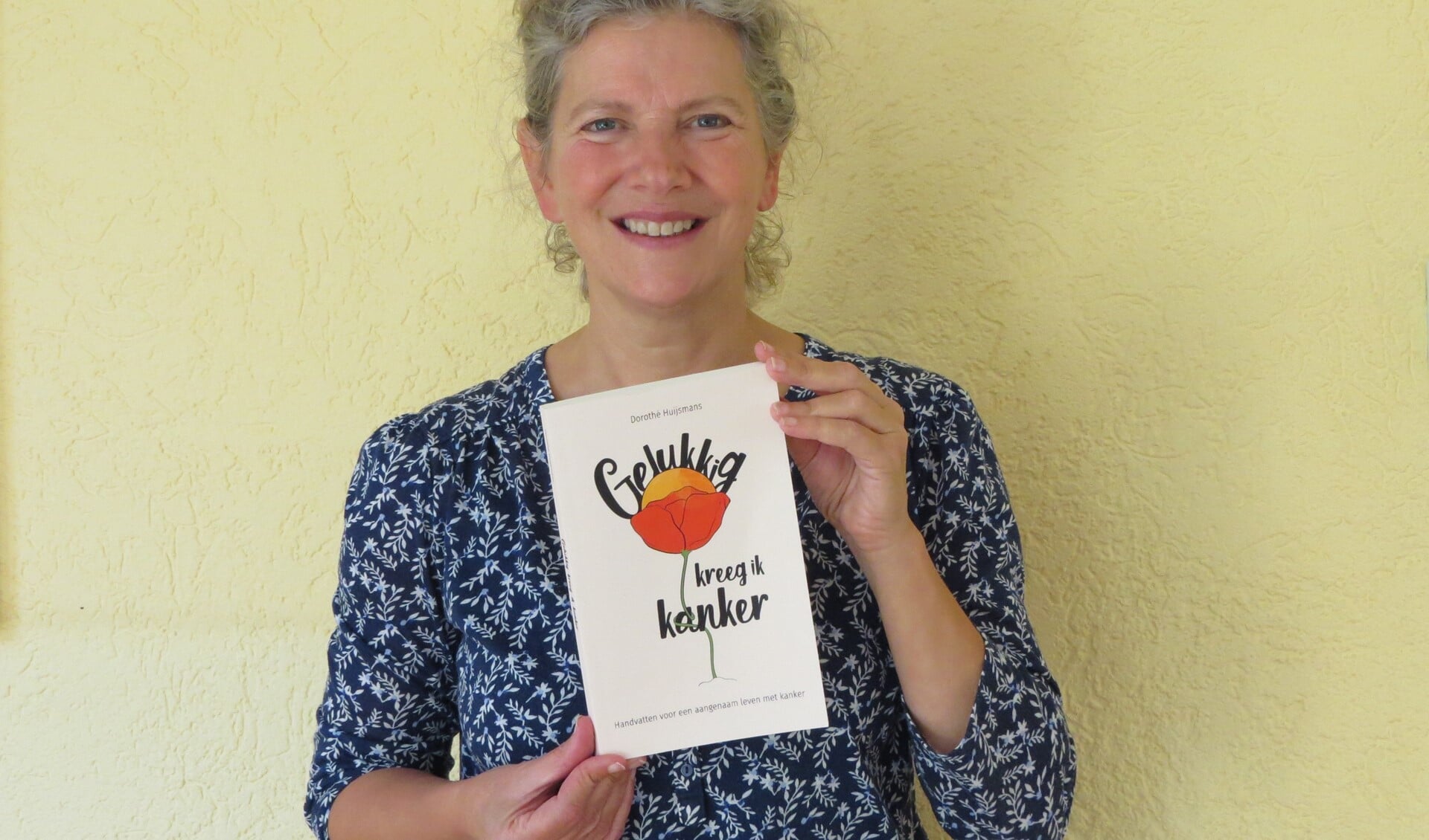 Dorothé Huijsmans met haar tweede boek over haar ervaringen met kanker. Foto: Josée Gruwel.