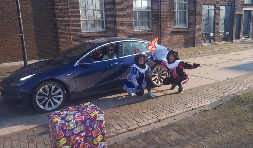 Bij de start van de Sint en Piet Rally vorig jaar. Foto: Nicole Ketelaar