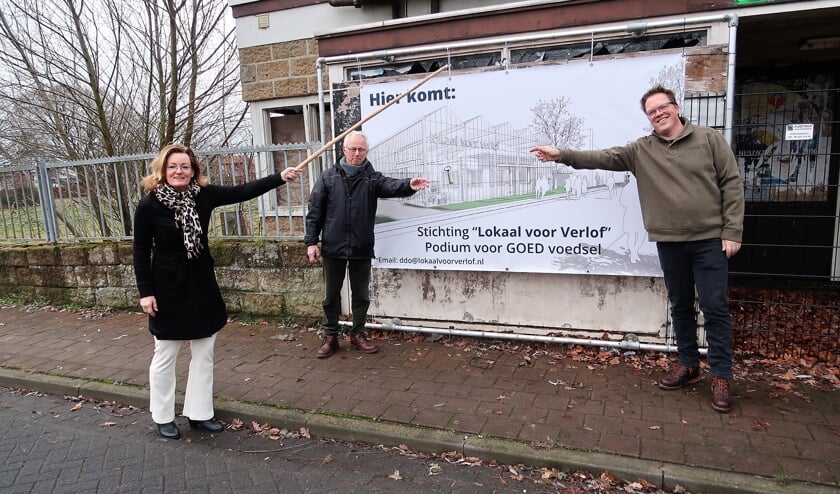 Samen met Daan den Older (midden) en Ben Freriks (rechts) geeft wethouder Marieke Frank begin dit jaar het startsein voor de metamorfose van het voormalige café Arink. Foto: Theo Huijskes  