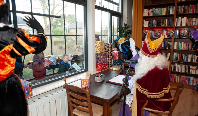 <p>Sinterklaas zwaait naar de kinderen die door de kas van De Kei lopen. Foto: Achterhoekfoto.nl/Paul Harmelink</p>