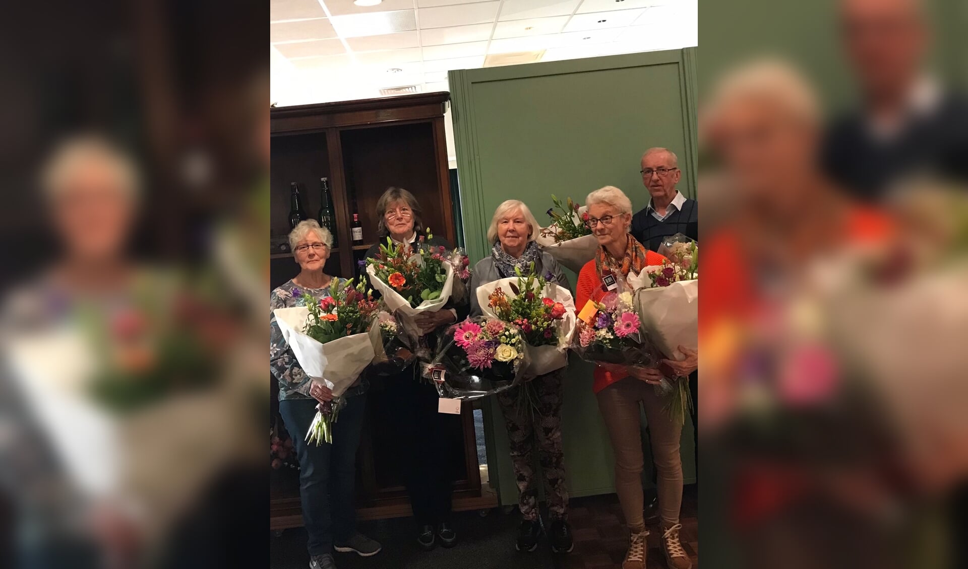 Annie Haarman, Dina Oudendijk, Dini Heuwer, Els Groot Landeweer en Frans Thuinte (vlnr) zijn gehuldigd. Foto: PR