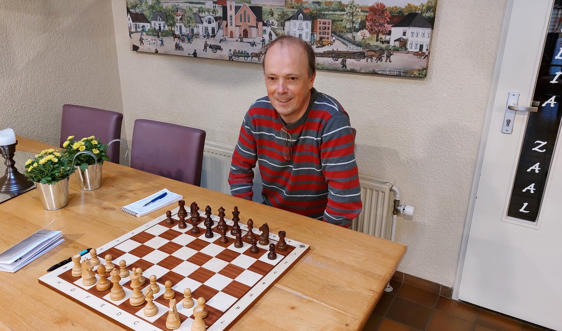 Voorzitter Marcel Krosenbrink staat op het punt om zijn net gespeelde partij te analyseren. Foto: Han van de Laar