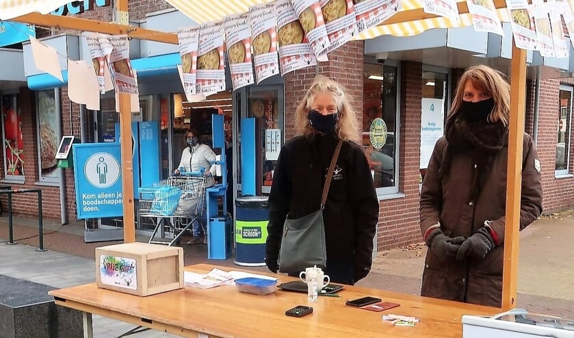 Twee damesleden van Muziekvereniging Groenlo bij de 2020-snertkraam nabij Albert Heijn. Foto: Theo Huijskes