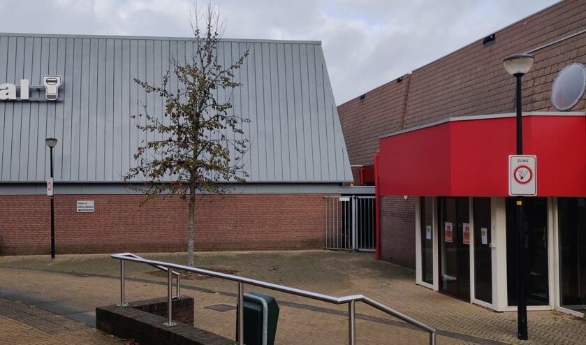 <p>De Pickerhal in Eibergen wordt gesloopt. Foto Rob stevens</p>