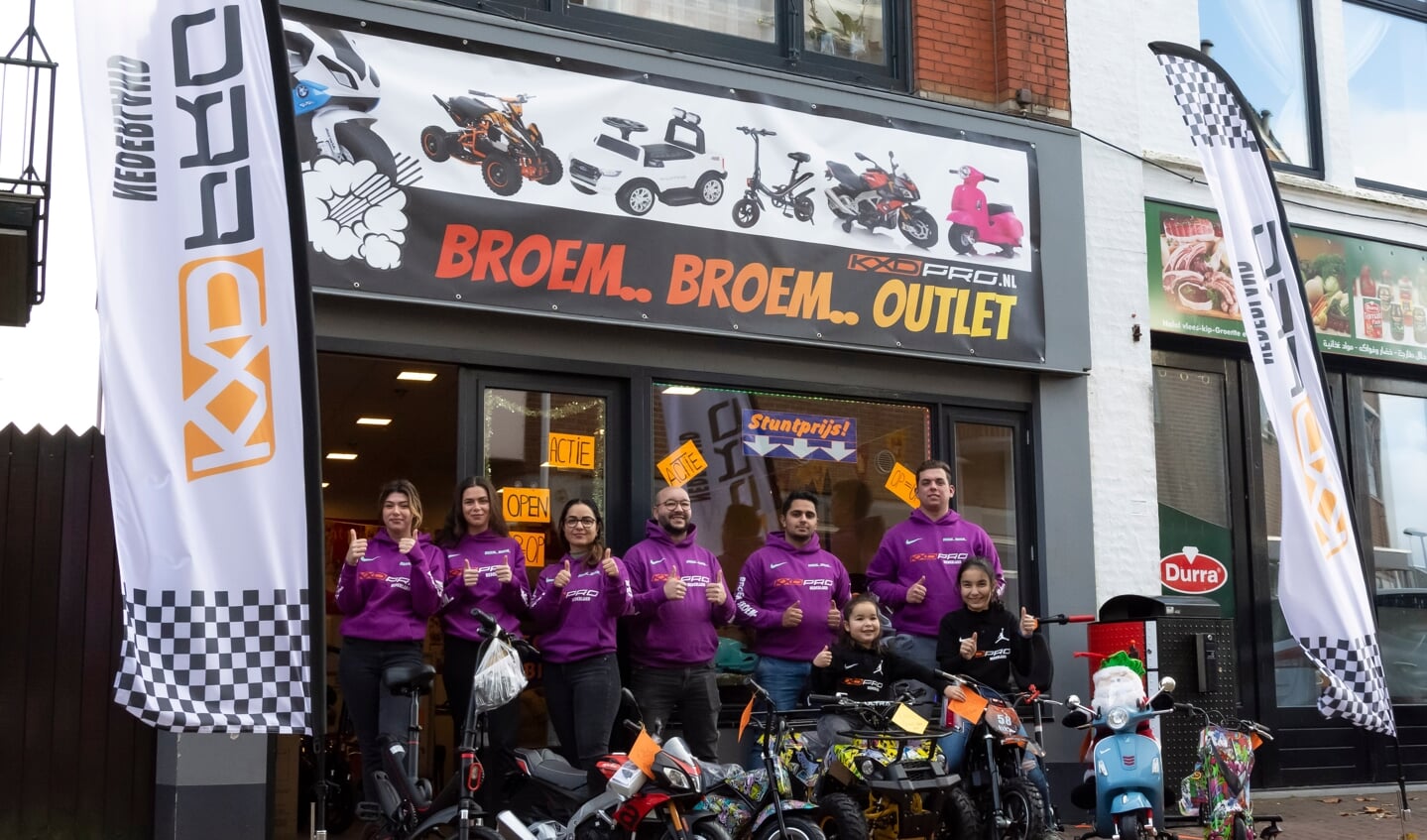 Igor met zijn vrouw en team bij de outlet Broem Broem aan de Misterstraat 83. Foto: PR