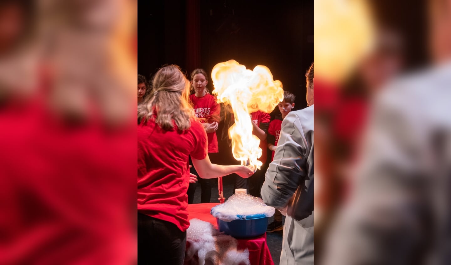 Met ‘professor Knetter’ van Mad Science experimenteerden leerlingen met vuur tijdens de Techniekdag Lochem. Foto: Marlie Nieuwenhuis