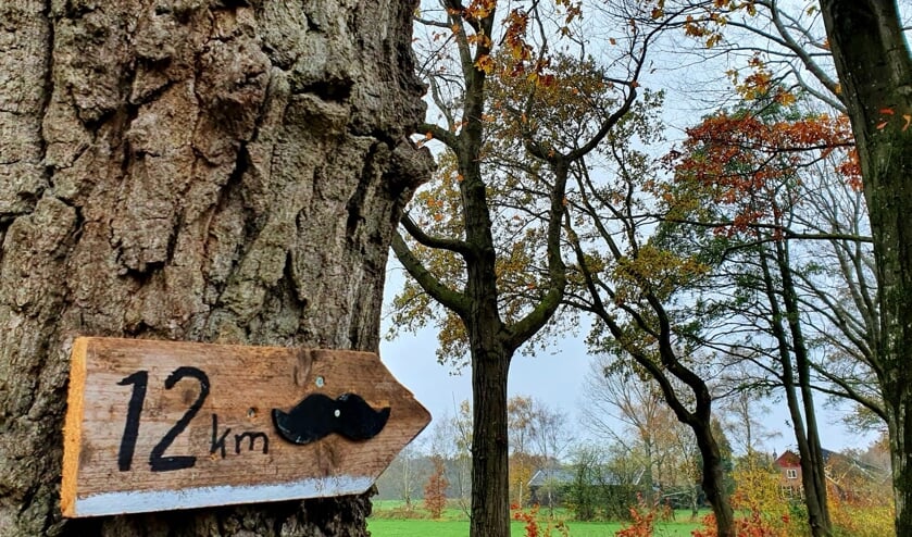 <p>Wegwijzer voor 12 kilometerroute. Foto: PR</p>