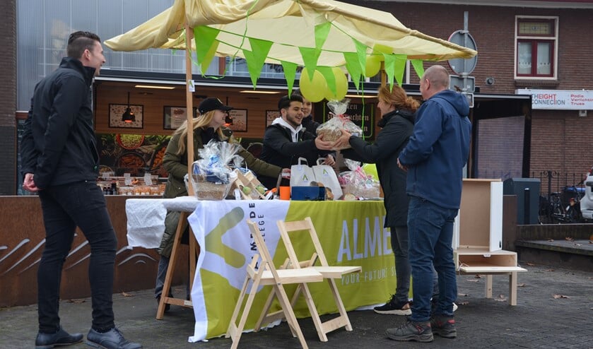 Onder supervisie van docent Economie en Ondernemen Ruud Bongers (L) verkopen de leerlingen Janneke Kaak, Jay Tunc en Mick Seinhorst door leerlingen gemaakte spullen. Foto: Tonnie Kok
