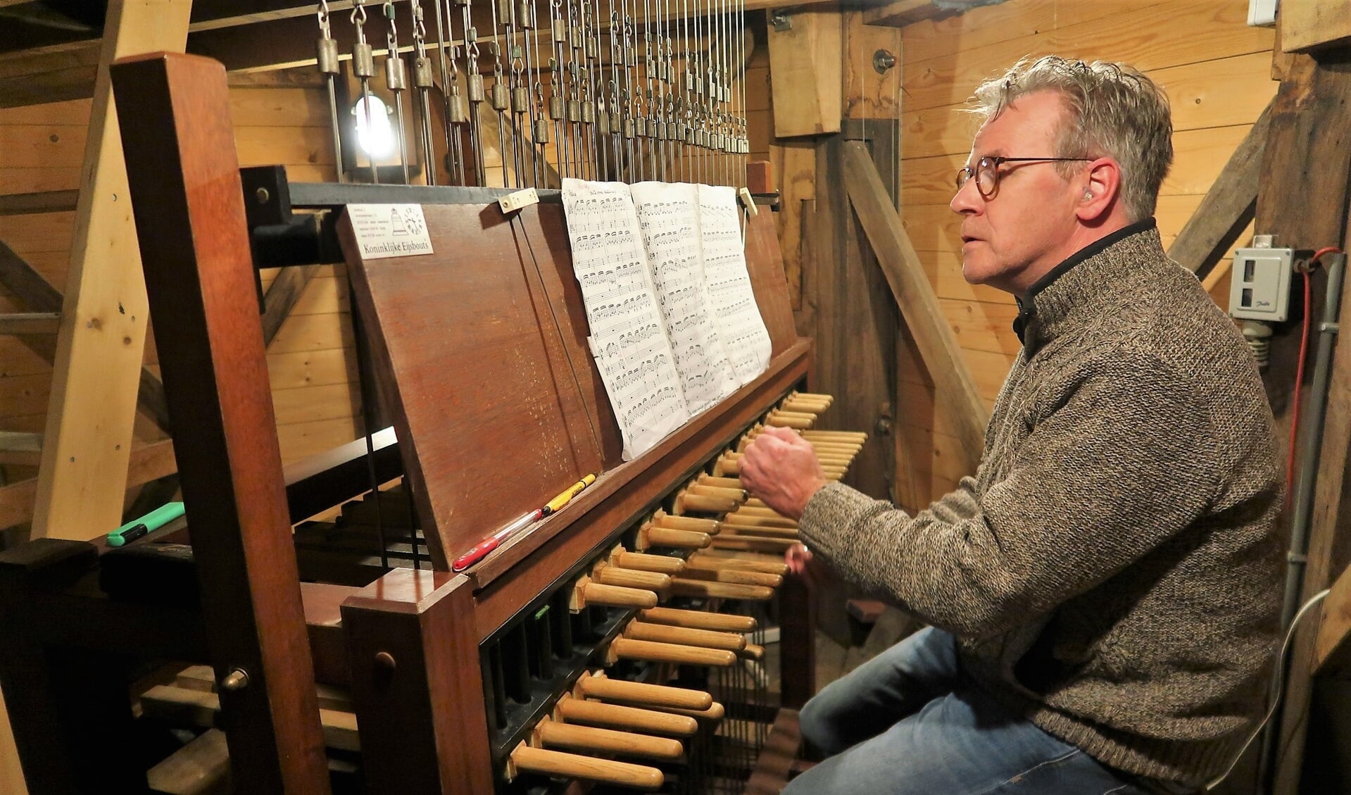 Wim Ruessink leeft zich helemaal uit op de beiaard in De Oude Calistuskerk in Groenlo. Foto: Theo Huijskes
