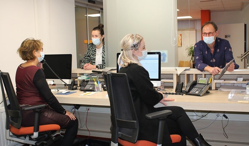 Op de voorgrond assistentes Tineke en Samirah, staand huisartsen Loes de Roo en Bart Timmers. Foto: Marlous Velthausz