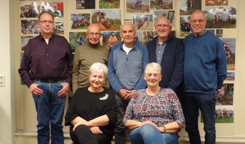 <p>De 40+ kanjers van de Vordense Auto- en Motor- Club De Graafschaprijders: zittend v.l.n.r.: Rikie Buunk en Dini Oosterink. Staand v.l.n.r.: Joop Wuestenenk, Jan Broekhof, Bennie Braakhekke, Jan Oosterink en Gerrit van Veldhuizen. Foto: Jan Hendriksen</p>