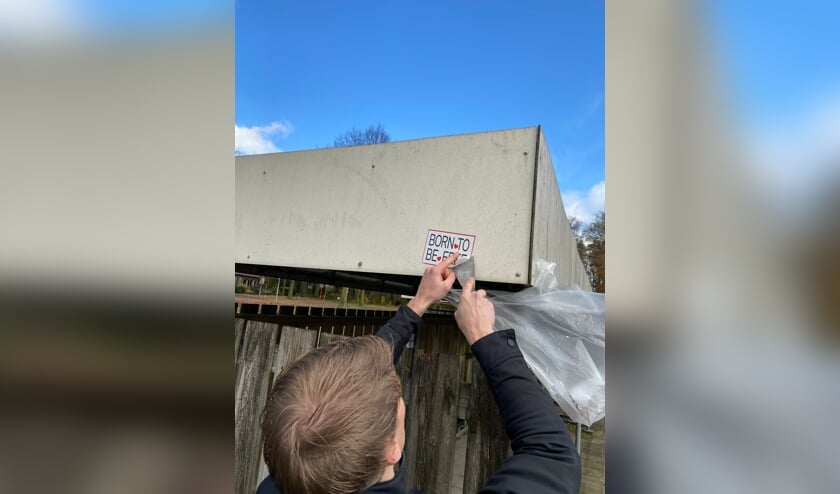 Met een krabber werden de stickers in een mum van tijd verwijderd. Foto: eigen foto