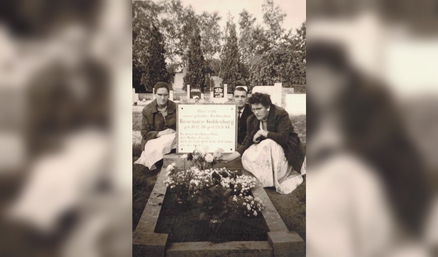 Rosemarie 1961: Riki met haar man en zus bij het graf van Rosemarie in Eibergen. Foto: privéverzameling fam. Kuiperij 