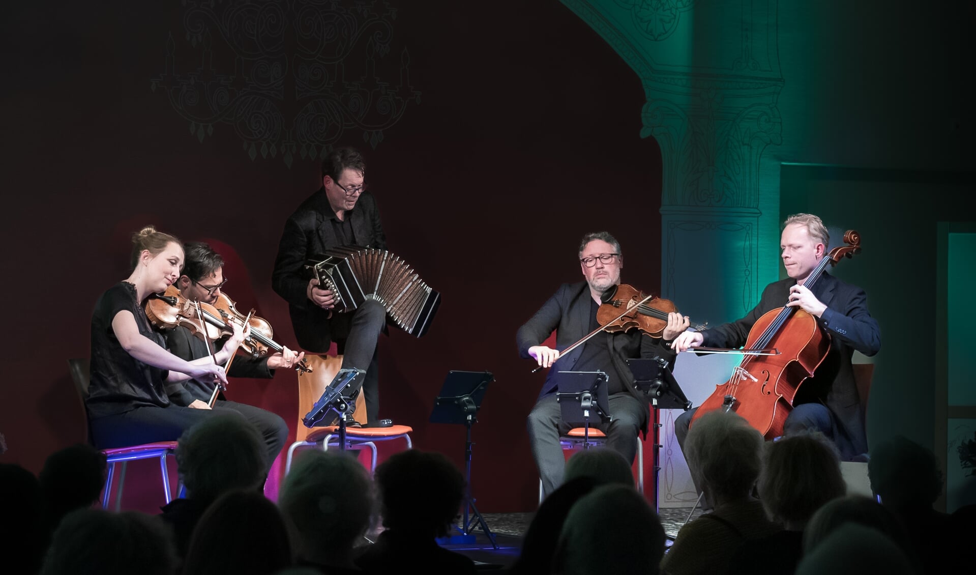 Carel Kraayenhof met het Matangi Quartet tijdens het concert bij KunstKring Ruurlo. Foto: Louis Swart