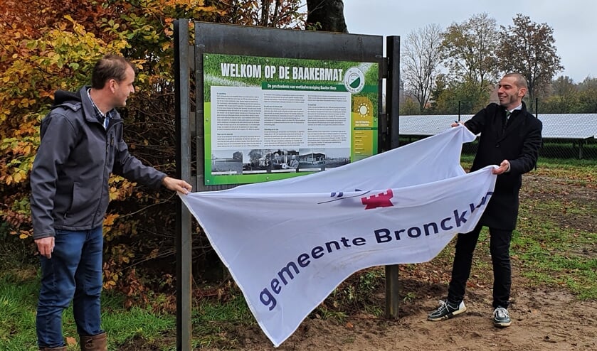 <p>Werner Willemsen (Stichting Mooi Baak) en wethouder Paul Hofman openen het zonnepark De Baakermat met het onthullen van het informatiebord over de vorige bestemming van het terrein; de voetbalvelden van de Baakse Boys. Foto: Alice Rouwhorst</p>