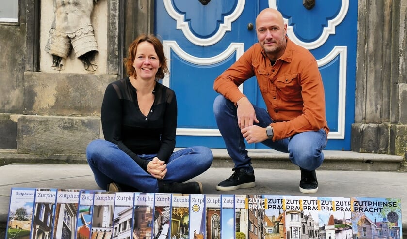 <p>Hoofdredacteur Brigiet Bluiminck en medeoprichter/vormgever Berthil van den Brink van 'Zutphense Pracht' tonen de twintig edities die tot op heden zijn verschenen. Het magazine over erfgoed in Zutphen bestaat tien jaar. Foto: Berthil van den Brink</p>