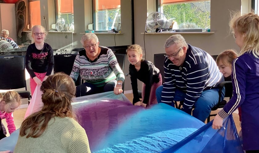<p>De interactie tussen jong en oud komt als vanzelf tot stand. Foto: Amphion cultuurbedrijf/Xera Alberts</p>
