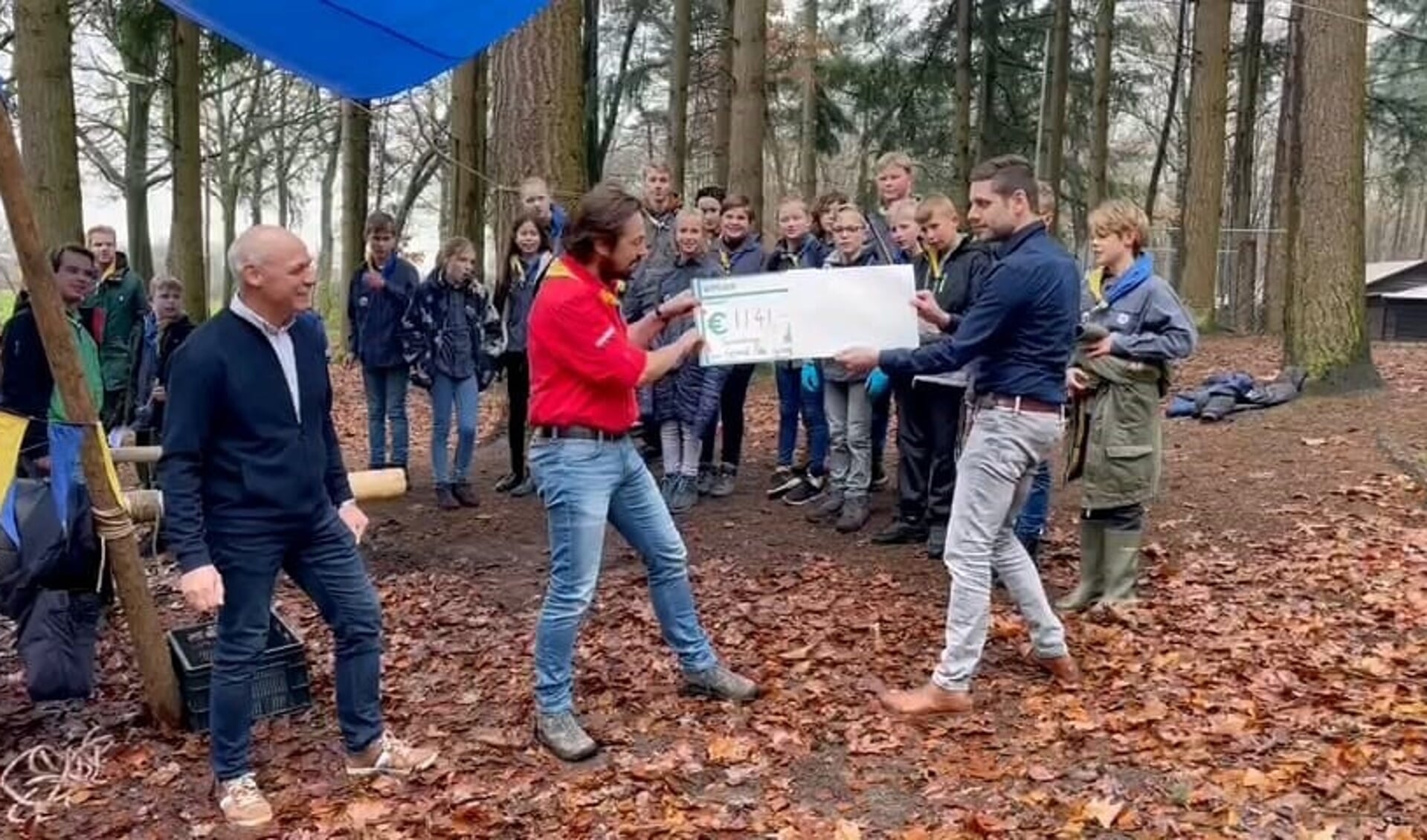 Voorzitter Bastiaan van de Noort had de primeur om de eerste cheque van Spaar je Club gezond in ontvangst te nemen. Foto: PR