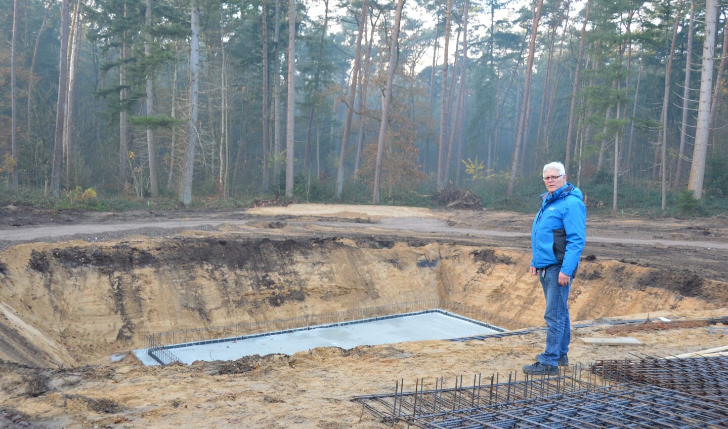 Projectleider Gerard van Dijk bij de aanleg van de Warnsveldse onderduikwoning in het Openluchtmuseum Arnhem. Foto: Alize Hillebrink