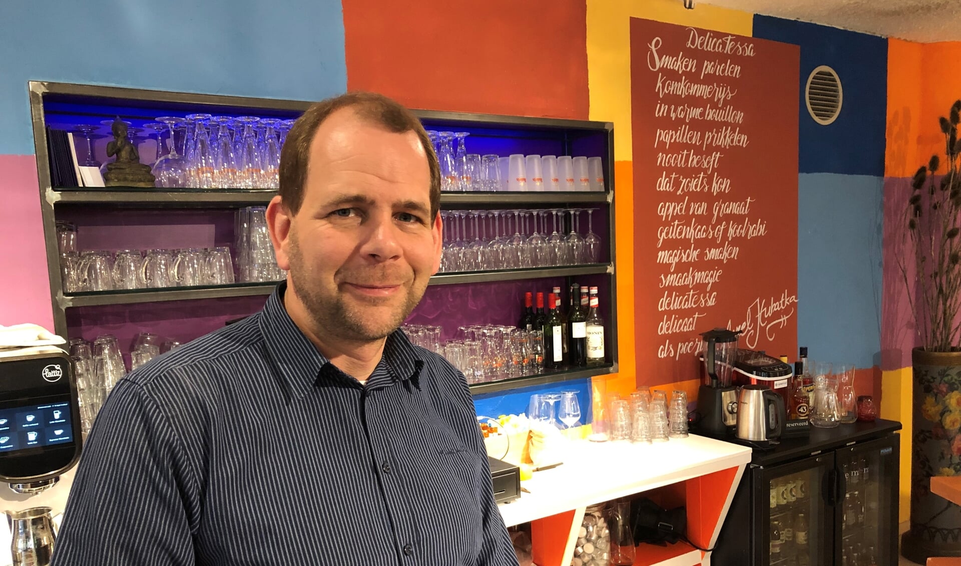 Gijs Peteroff achter de bar van zijn bijna drie maanden geleden geopende Genietcafé Emerpark:  “We gaan het zeker redden!”. Foto: Eric Klop