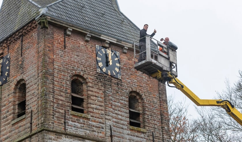 <p>Het gerestaureerde uurwerk is teruggeplaatst. Foto: Ton Rothengatter</p>