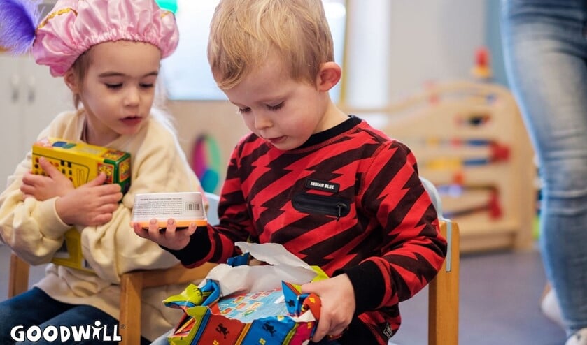 Kinderen pakken pakjes uit.