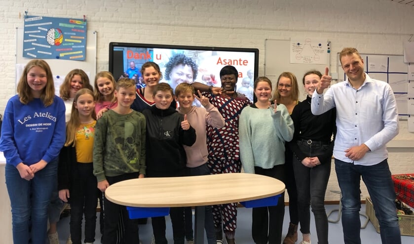 <p>Groep acht samen met Hellen Wafula en de directeur van de Sint Jozef. Foto: Eva Schipper</p>