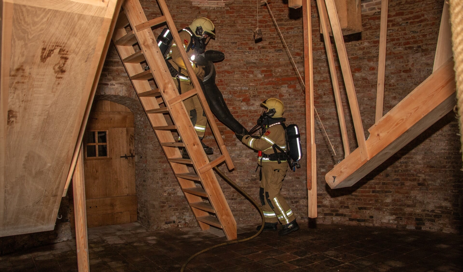 Brandweervrijwilligers brengen via smalle trappen een ‘slachtoffer’ van de hoogste zolder van de molen naar beneden. Foto: Liesbeth Spaansen