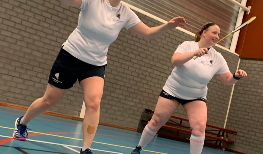 Zusjes Vera en Irene tijdens hun damesdubbel wedstrijd