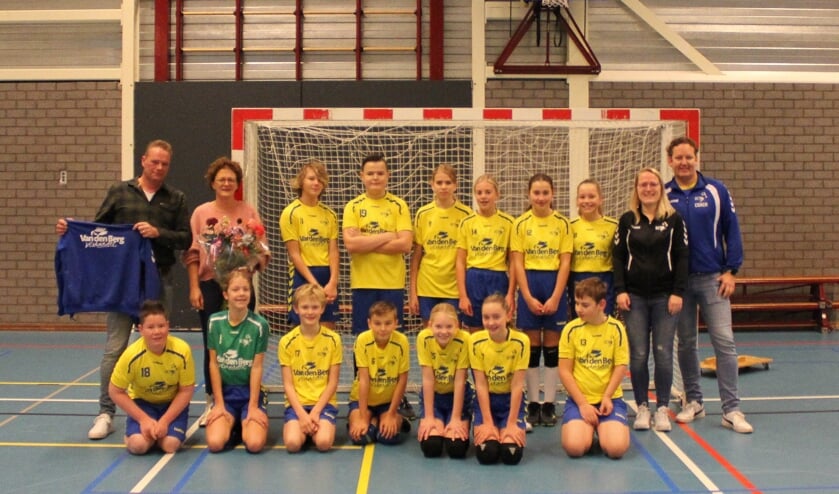 HCW D1-Jeugd met sponsor Judith en Bas van Dijk van Vishandel van den Berg