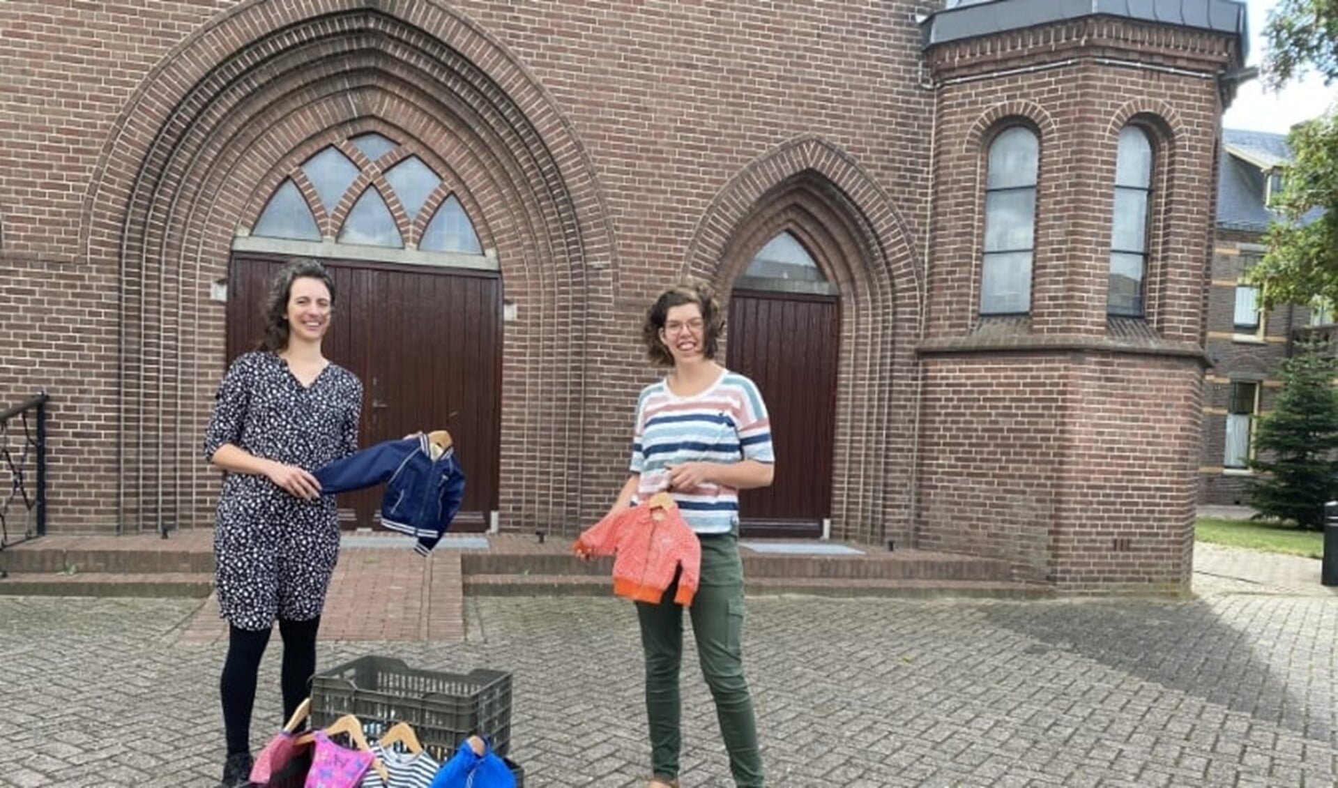 Minke Smits en Wilma Rigo voor de kerk in Nieuw-Dijk. Foto: Karin van der Velden