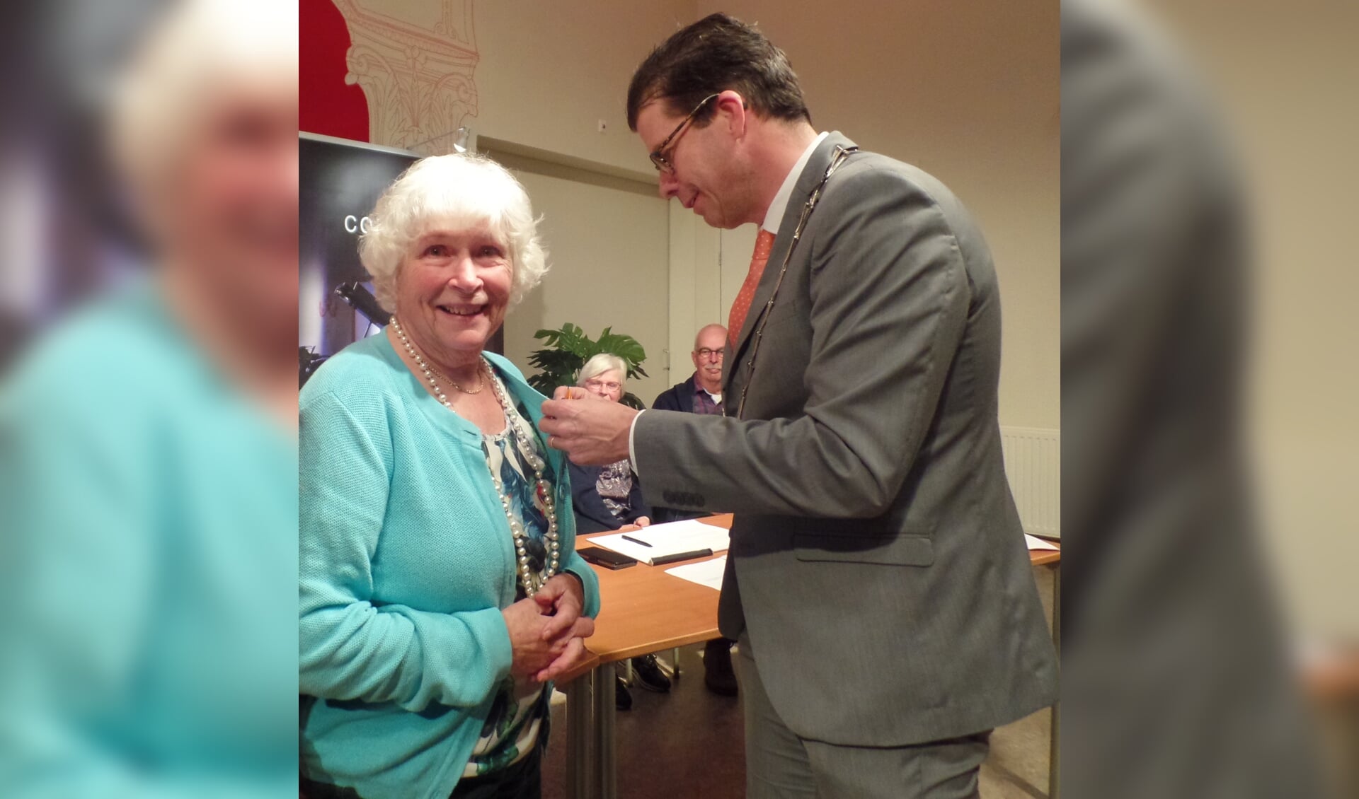Uit handen van burgemeester Joost van Oostrum ontving Barbara Bodegom van de KunstKring in het Kulturhus een koninklijke onderscheiding. Foto: Jan Hendriksen