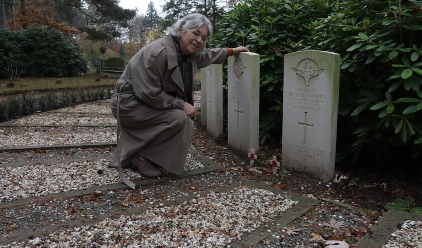 <p class="NieuwsKop4" pstyle="NieuwsKop 4">Tineke Hazeu-Van Veldhuizen, dochter van de vroegere veldwachter Lubbert van Veldhuizen, legde zondag als eerbetoon een poppy bij de graven van de twee parachutisten. Foto: PR </p>