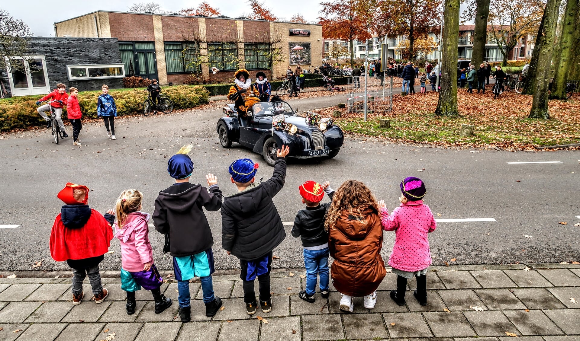 Veel van de jongste kinderen zijn verkleed als hulpsinterklaasje of Piet, verspreid langs de zijkanten van de Hengelose straten. Foto: Luuk Stam