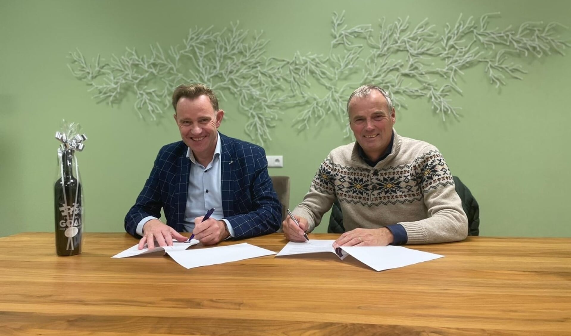 De ondertekening van de overeenkomst door Jan Pieter Maas (Livio) en Vincent Schreur (r) van Stichting GOAL. Foto: PR