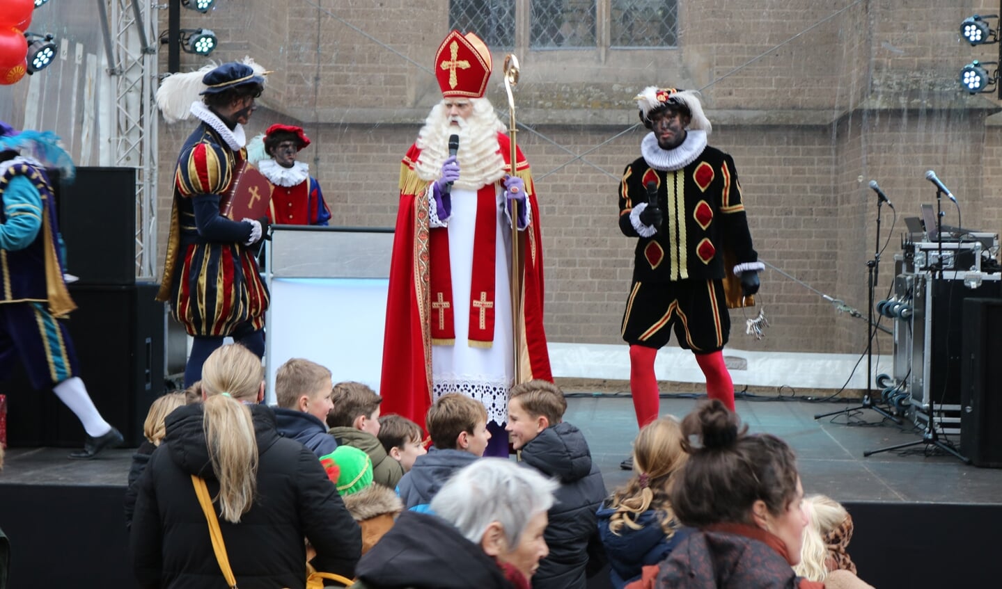 De kinderen konden langs Sinterklaas lopen. Foto: Arjen Dieperink